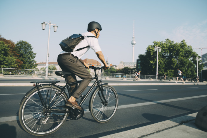 Mann fährt ein Sportfahrrad auf einer Straße durch Berlin