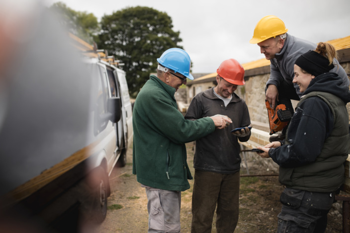 Handwerker machen Pause auf einer Baustelle während der kalten Jahreszeit