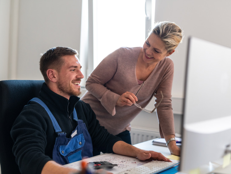 Beraterin überprüft beim Gesundheitstag Ergonomie am Arbeitsplatz