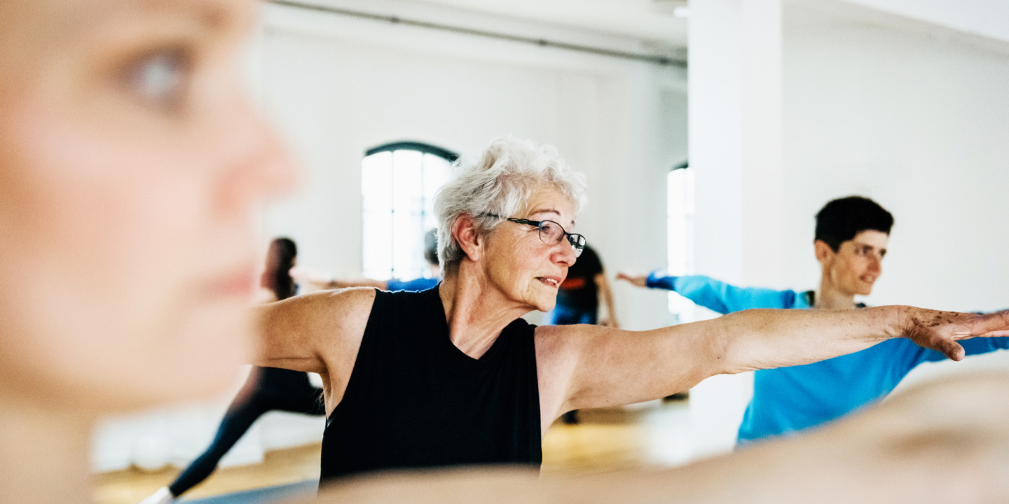 Eine Gruppe Frauen macht Yoga-Übungen. 