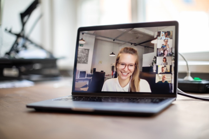 Junge Frau hat ein Vorstellungsgespräch via Videokonferenz.