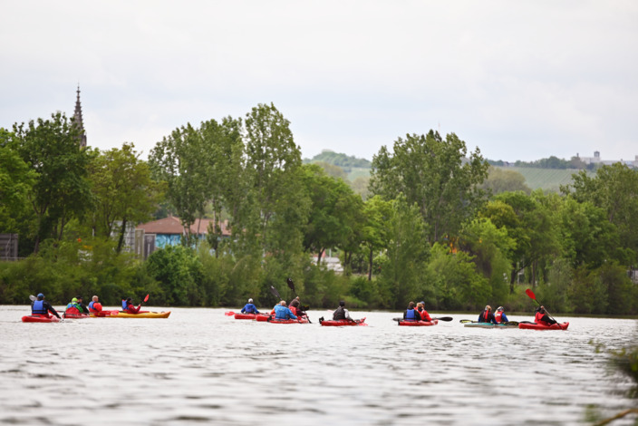 Gruppe Kanufahrer auf einem Fluss