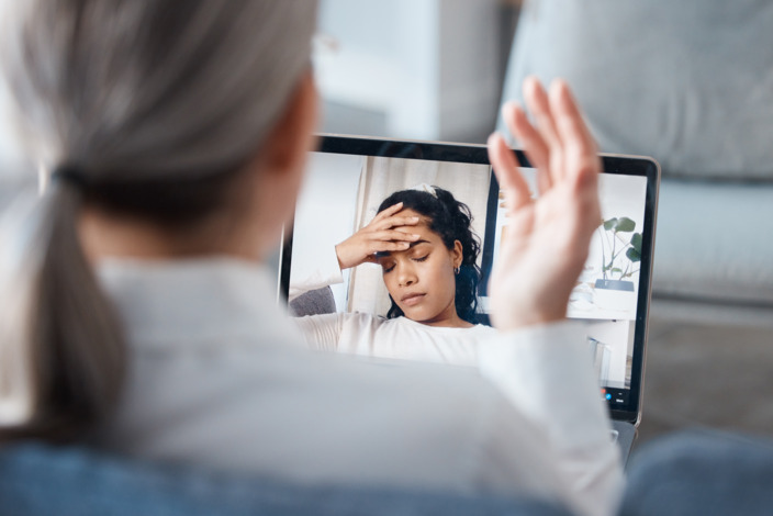 Eine Person sitzt vor dem Laptop und ist verzweifelt