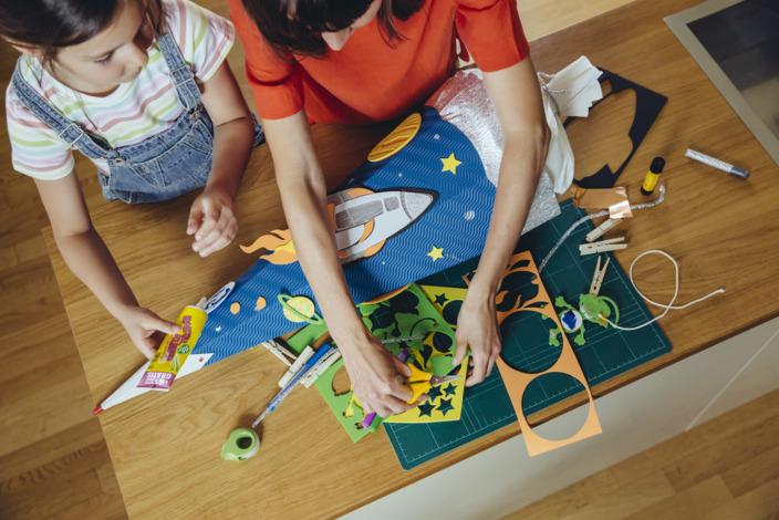 Mutter und Tochter basteln eine Schultüte