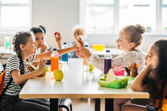 Grundschüler bei der gemeinsamen Frühstückspause