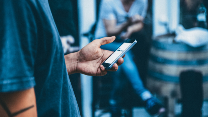 Person schaut auf ein Smartphone