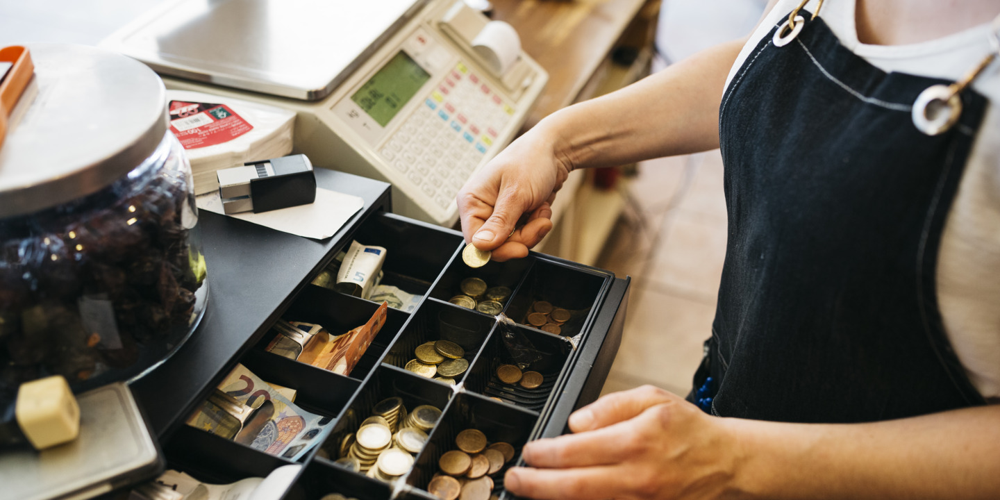 Person zählt das Geld in der Kasse