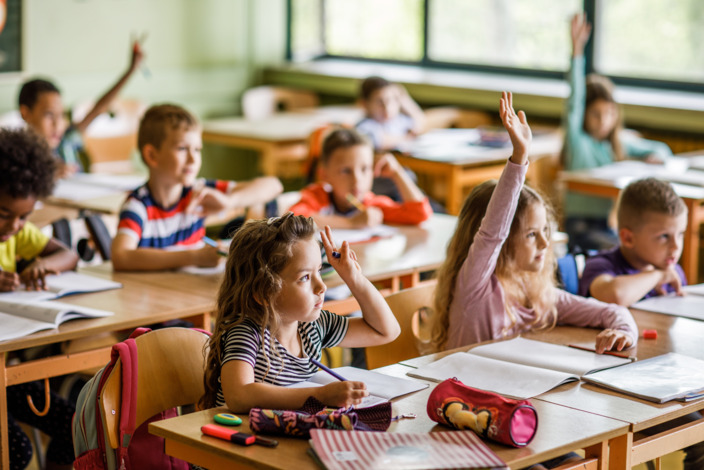 Gruppe von Erstklässlern während einer Schulstunde