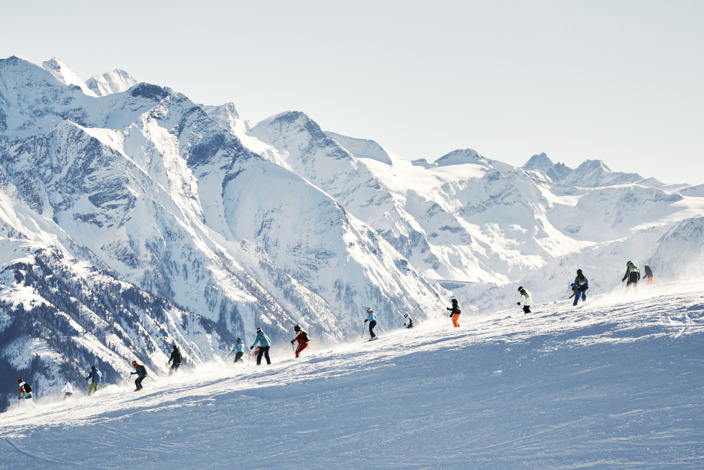 Gruppe von Skifahrern vor Bergkulisse