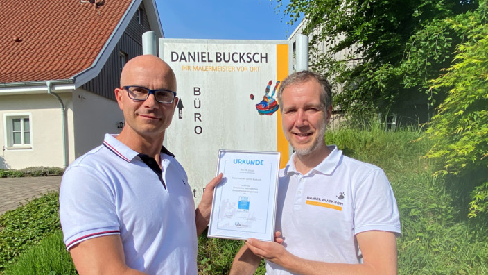 Jens Listing (Regionalleiter IKK classic) übergibt Urkunde für "Exzellentes Betriebliches Gesundheitsmanagement" an Malermeister Daniel Bucksch