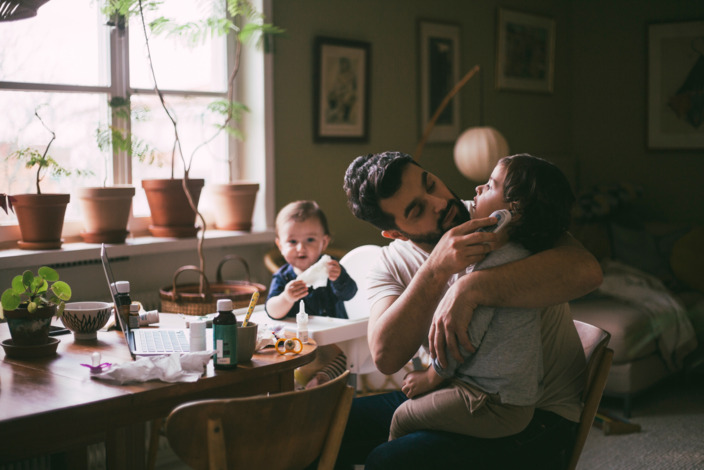 Vater mit zwei kranken Kindern Zuhause