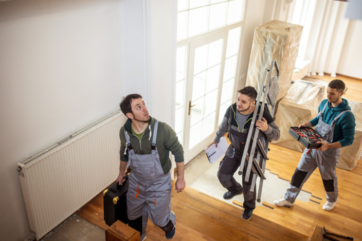 Handwerker bei einer Wohnungssanierung