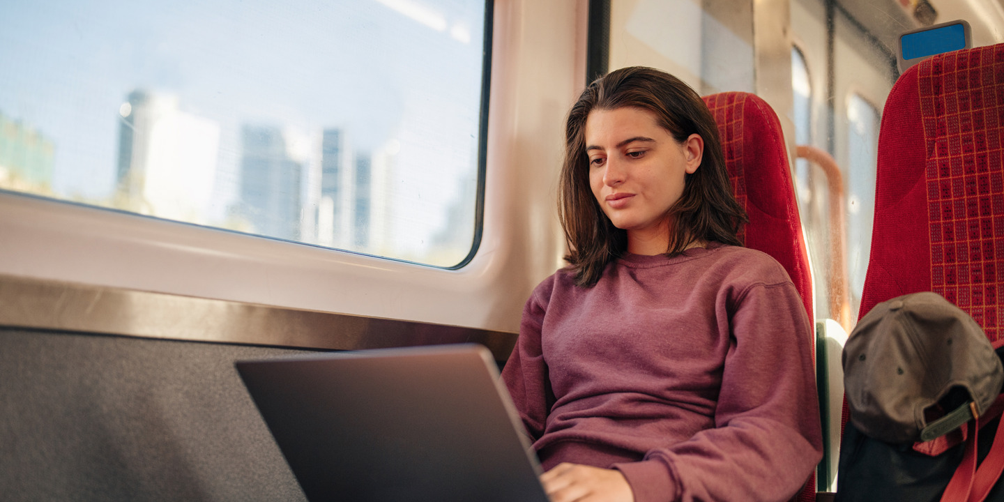 Frau, die am Laptop arbeitet 